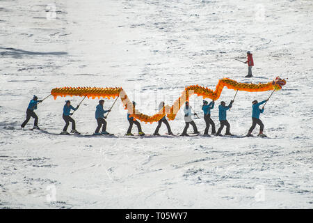 Kranjska Gora. 16 Mar, 2019. Gli sciatori da uno degli sloveni scuola sci eseguire dragone cinese con la benedizione per il 2022 Pechino Giochi invernali di Kranjska Gora, Slovenia il 16 marzo 2019. Credito: Matic Stojs Lomovsek/Xinhua/Alamy Live News Foto Stock