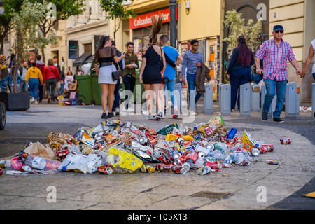 Valencia, Spagna. 16 marzo 2019. Spazzatura in strada e svuotare la bib. Una contaminazione estrema durante la celebrazione del Fallas nella città di Valencia. Orso vuoti e lattine di soda. Credito: Vivitaart/Alamy Live News Foto Stock