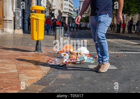 Valencia, Spagna. 16 marzo 2019. Spazzatura in strada e svuotare la bib. Una contaminazione estrema durante la celebrazione del Fallas nella città di Valencia. Orso vuoti e lattine di soda. Credito: Vivitaart/Alamy Live News Foto Stock