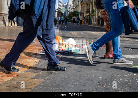 Valencia, Spagna. 16 marzo 2019. Spazzatura in strada e svuotare la bib. Una contaminazione estrema durante la celebrazione del Fallas nella città di Valencia. Orso vuoti e lattine di soda. Credito: Vivitaart/Alamy Live News Foto Stock