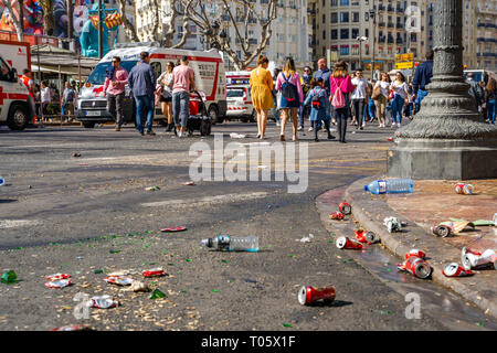 Valencia, Spagna. 16 marzo 2019. Spazzatura in strada e svuotare la bib. Una contaminazione estrema durante la celebrazione del Fallas nella città di Valencia. Orso vuoti e lattine di soda. Credito: Vivitaart/Alamy Live News Foto Stock