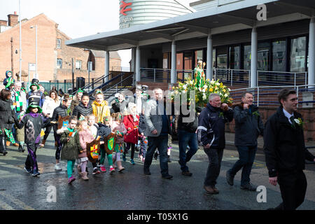 Cheshire, Regno Unito. Il 17 marzo 2019. L annuale il giorno di San Patrizio Parade ha avuto luogo a partire dalle 10.30 di mattina dalla Irish Club in Orford Lane per 'il fiume della vita' in Bridge Street nel centro della città, dove un breve servizio era tenuto a ricordare il venticinquesimo anniversario del bombardamento di Warrington Credito: John Hopkins/Alamy Live News Foto Stock