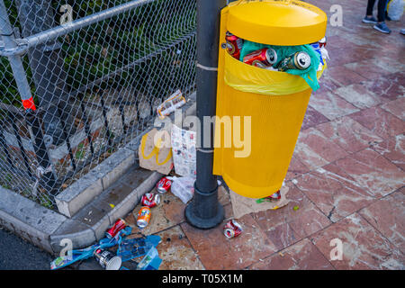 Valencia, Spagna. 16 marzo 2019. Spazzatura in strada e un vassoio pieno. Una contaminazione estrema durante la celebrazione del Fallas nella città di Valencia. Orso vuoti e lattine di soda. Credito: Vivitaart/Alamy Live News Foto Stock