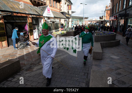 Cheshire, Regno Unito. Il 17 marzo 2019. L annuale il giorno di San Patrizio Parade ha avuto luogo a partire dalle 10.30 di mattina dalla Irish Club in Orford Lane per 'il fiume della vita' in Bridge Street nel centro della città, dove un breve servizio era tenuto a ricordare il venticinquesimo anniversario del bombardamento di Warrington Credito: John Hopkins/Alamy Live News Foto Stock