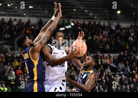 Torino, Italia. Il 17 marzo 2019. Kelvin Martin (Virtus Bologna) durante la lega BASKET SERIE A pallacanestro 2018/19 match tra FIAT AUXILIUM TORINO vs SEGAFREDO VIRTUS BOLOGNA al PalaVela xvii Marte, 2019 a Torino, Italia. Credito: FABIO PETROSINO/Alamy Live News Foto Stock