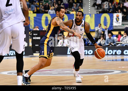 Torino, Italia. Il 17 marzo 2019. Tony Taylor (Virtus Bologna) durante la lega BASKET SERIE A pallacanestro 2018/19 match tra FIAT AUXILIUM TORINO vs SEGAFREDO VIRTUS BOLOGNA al PalaVela xvii Marte, 2019 a Torino, Italia. Credito: FABIO PETROSINO/Alamy Live News Foto Stock