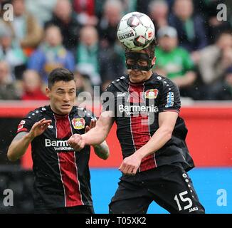 Leverkusen, Germania. Xvii Mar, 2019. firo: 17.03.2019, calcio, 1.Bundesliga, stagione 2018/2019, Bayer 04 Leverkusen - SV Werder Bremen Maskenmann con intestazione, Julian BAUMGARTLINGER, Leverkusen | Utilizzo di credito in tutto il mondo: dpa/Alamy Live News Foto Stock