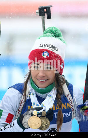 Ostersund, Svezia. Xvii Mar, 2019. IBU Campionati del Mondo di Biathlon, il giorno 9, mass start donne; Dorothea Wierer (ITA) mostra il suo 3 medaglie dal credito di concorrenza: Azione Plus sport/Alamy Live News Foto Stock