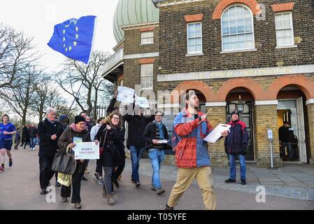 Londra, Regno Unito. Xvii Mar, 2019. Un gruppo di pressione con sede nel Regno Unito chiamato prendere una pausa dal Brexit e nuovi europei Irlanda protesta in Greenwich Park la casa del GMT. Una campagna nazionale di gruppo che vorrebbero Brexit rinviata da almeno un anno. Credito: Claire Doherty/Alamy Live News Foto Stock