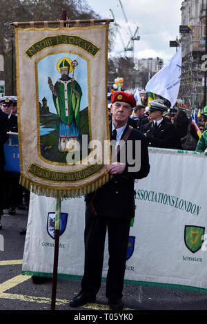 Londra, Regno Unito. Xvii Mar, 2019. I londinesi festeggiare il giorno di San Patrizio con la tradizionale sfilata. Credito: Matteo Chattle/Alamy Live News Foto Stock