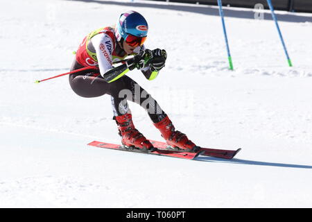 Grandvalira, Andorra. Il 17 marzo 2019. Michaela Shiffrin (USA) sulle corse verso il basso per la sua esecuzione su le dame di slalom gigante in occasione della finale della Coppa del Mondo 2019 in Grandvalira . Credito: Sebastien Lapeyrere/Alamy Live News. Foto Stock