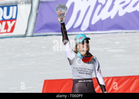 Grandvalira, Andorra. Il 17 marzo 2019. Michaela Shiffrin (USA)vince un globo di cristallo di slalom gigante di coppa del mondo di calcio 2019 sulle corse verso il basso per la sua esecuzione su le dame di slalom gigante in occasione della finale della Coppa del Mondo 2019 in Grandvalira . Credito: Sebastien Lapeyrere/Alamy Live News. Foto Stock