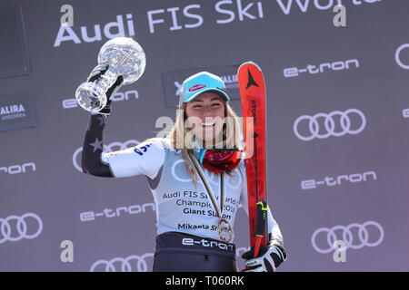 Grandvalira, Andorra. Il 17 marzo 2019. Michaela Shiffrin (USA) vince un globo di cristallo di slalom gigante di coppa del mondo di calcio 2019 sulle corse verso il basso per la sua esecuzione su le dame di slalom gigante in occasione della finale della Coppa del Mondo 2019 in Grandvalira . Credito: Sebastien Lapeyrere/Alamy Live News. Foto Stock