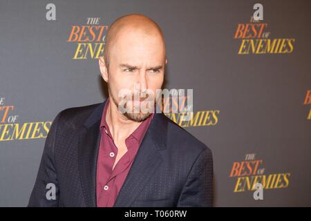 New York, Stati Uniti d'America. Xvii Mar, 2019. Sam Rockwell presso gli arrivi per il MIGLIORE DEI NEMICI foto chiamata, la Whitby Hotel Theatre di New York, NY Marzo 17, 2019. Credito: Jason Smith/Everett raccolta/Alamy Live News Foto Stock