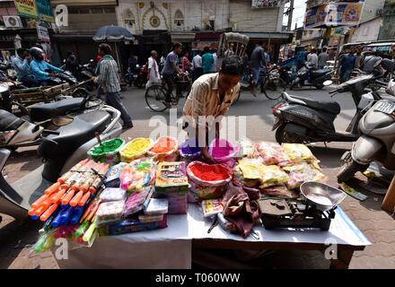 Assam, India. Xvii Mar, 2019. Venditore a vendere polvere colorata in anticipo di Holi festival di Guwahati, Assam il 17 marzo 2019. Foto: DAVID TALUKDAR. Credito: David Talukdar/Alamy Live News Foto Stock