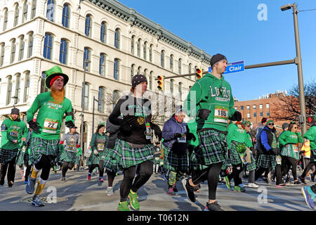 Cleveland, Ohio, Stati Uniti d'America, 17 marzo, 2019. I partecipanti nel 2019 per il giorno di San Patrizio Kilt eseguire make il loro modo attraverso il Warehouse District in downtown Cleveland, Ohio, USA. Migliaia di partecipanti tentativo di battere il record mondiale per il più grande kilt gara. Credito: Mark Kanning/Alamy Live News Foto Stock