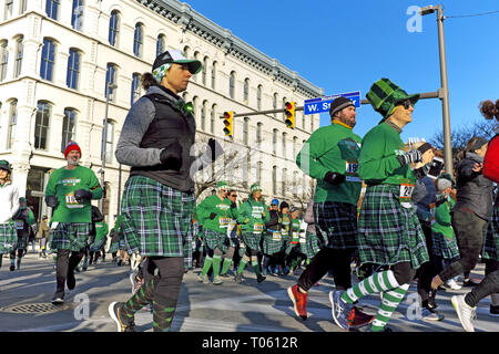 Cleveland, Ohio, Stati Uniti d'America, 17 marzo, 2019. Guide di scorrimento nel 2019 Kilt-Wearing il giorno di San Patrizio gara in Cleveland, Ohio, Stati Uniti d'America fanno la loro strada attraverso il distretto Warehouse durante questa vacanza tradizione. Credito: Mark Kanning/Alamy Live News. Foto Stock