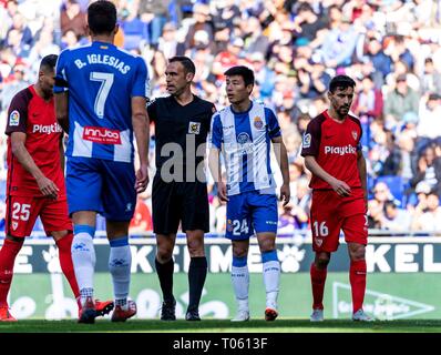 Barcellona, Spagna. Xvii Mar, 2019. RCD Espanyol di Wu Lei (2 R) reagisce durante un campionato spagnolo match tra RCD Espanyol e Siviglia in Barcellona, Spagna, il 17 marzo 2019. Credito: Joan Gosa/Xinhua/Alamy Live News Foto Stock