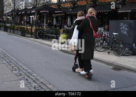 Copenhagen, Danimarca. Xvii Mar, 2019. Le femmine di equitazione scooter elettrico nella capitale danese Copenaghen Danimarca.. (Foto..Francesco Giuseppe decano / Deanpictures. Credito: Francesco Giuseppe decano / Deanpictures/Alamy Live News Foto Stock