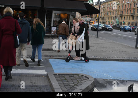 Copenhagen, Danimarca. Xvii Mar, 2019. Le femmine di equitazione scooter elettrico nella capitale danese Copenaghen Danimarca.. (Foto..Francesco Giuseppe decano / Deanpictures. Credito: Francesco Giuseppe decano / Deanpictures/Alamy Live News Foto Stock