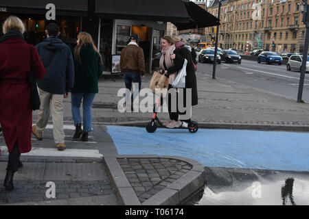 Copenhagen, Danimarca. Xvii Mar, 2019. Le femmine di equitazione scooter elettrico nella capitale danese Copenaghen Danimarca.. (Foto..Francesco Giuseppe decano / Deanpictures. Credito: Francesco Giuseppe decano / Deanpictures/Alamy Live News Foto Stock