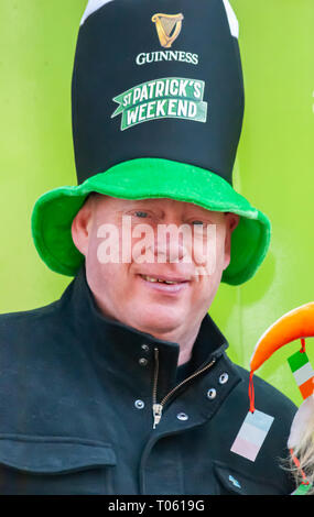 Glasgow, Scotland, Regno Unito. 17 Marzo 2019: un uomo che indossa un cappello alto celebra la festa di San Patrizio in città. Credito: Berretto Alamy/Live News Foto Stock