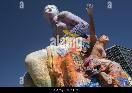 Valencia, Spagna. Xvii Mar, 2019. Principali falla del Ayuntamiento de Valencia di legno visto durante il festival.Fallas saranno bruciate sulle strade di Valencia il 19 marzo 2019 come un omaggio a San Giuseppe, patrono dei falegnami' Guild. Credito: Guillermo Gutierrez SOPA/images/ZUMA filo/Alamy Live News Foto Stock