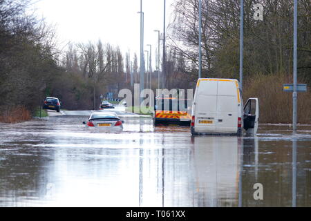 Castleford, Regno Unito. Il 17 marzo 2019. Gli automobilisti ad abbandonare i veicoli dopo aver bloccato in acqua di inondazione, tra Castleford & Allerton Bywater. Credito Foto dello Yorkshire/Alamy Live News Foto Stock