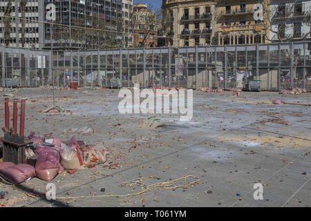 Valencia, Spagna. Xvii Mar, 2019. Petardi visto dopo l esplosione della tradizionale 'Mascleta' durante il Fallas Festival.Fallas saranno bruciate sulle strade di Valencia il 19 marzo 2019 come un omaggio a San Giuseppe, patrono dei falegnami' Guild. Credito: Guillermo Gutierrez SOPA/images/ZUMA filo/Alamy Live News Foto Stock