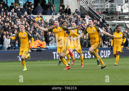 Londra, Regno Unito. Xvii Mar, 2019. Brighton giocatori festeggiare la vittoria sulle sanzioni durante la FA Cup match tra Millwall e Brighton e Hove Albion In Den, Londra, Inghilterra il 17 marzo 2019. Foto di Ken scintille. Solo uso editoriale, è richiesta una licenza per uso commerciale. Nessun uso in scommesse, giochi o un singolo giocatore/club/league pubblicazioni. Credit: UK Sports Pics Ltd/Alamy Live News Foto Stock