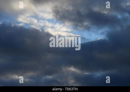 Copenhagen, Danimarca. Xvii Mar, 2019. meteo danese louds scuro su capitale danese Copenahgen . (Foto..Francesco Giuseppe decano / Deanpictures. Credito: Francesco Giuseppe decano / Deanpictures/Alamy Live News Foto Stock
