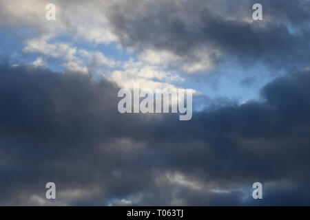 Copenhagen, Danimarca. Xvii Mar, 2019. meteo danese louds scuro su capitale danese Copenahgen . (Foto..Francesco Giuseppe decano / Deanpictures. Credito: Francesco Giuseppe decano / Deanpictures/Alamy Live News Foto Stock