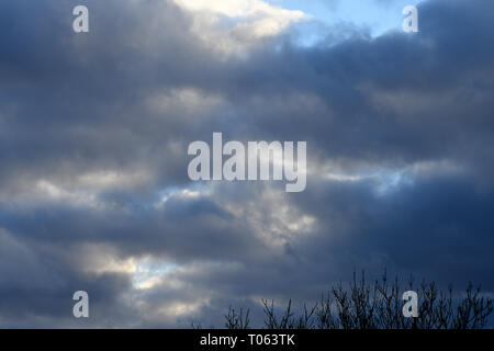 Copenhagen, Danimarca. Xvii Mar, 2019. meteo danese louds scuro su capitale danese Copenahgen . (Foto..Francesco Giuseppe decano / Deanpictures. Credito: Francesco Giuseppe decano / Deanpictures/Alamy Live News Foto Stock