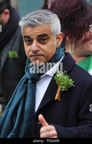 Londra, Regno Unito. Xvii Mar, 2019. Sadiq Khan (sindaco di Londra) sulla relazione annuale il giorno di San Patrizio parata nel centro di Londra, Inghilterra, Regno Unito. Le celebrazioni sono tenuti ogni anno per commemorare il Santo di Irlanda, San Patrizio, ma per molte persone ora il messaggio cristiano è stato sostituito da una buona scusa per una festa di strada, innaffiato con numerose pinte di Guinness. Credito: Michael Preston/Alamy Live News Foto Stock