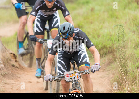 Cape Town, Sud Africa. Il 17 marzo 2019. Alban Lakata dell'Austria nella parte anteriore e il suo partner Karl Platt di Germania vicino alle spalle quasi alla fine del prologo fase di avvio delle otto giorno Absa Cape Epic cycle race. ©Childa Santrucek/Alamy Live News Foto Stock