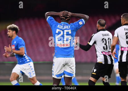Napoli, Italia. Xvii Mar, 2019. Foto Cafaro/LaPresse 17 Marzo 2019 Napoli, Italia sport calcio Napoli vs Udinese - Campionato di calcio di Serie A TIM 2018/2019 - Stadio San Paolo. Nella foto: Kalidou Koulibaly (SSC Napoli) deluso. Foto Cafaro/LaPresse Marzo 17, 2019 napoli, Italia sport soccer Napoli vs Udinese - Italian Football Championship League A TIM 20Kalidou Koulibaly (SSC Napoli) mostra la sua delusione. Credito: LaPresse/Alamy Live News Foto Stock
