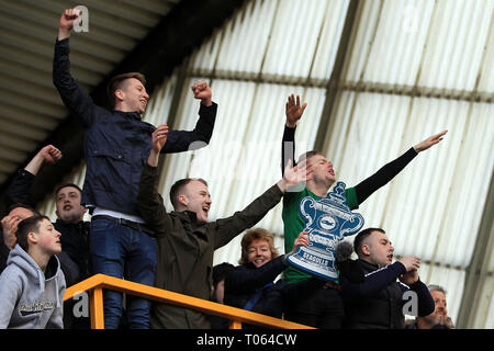 Londra, Regno Unito. Xvii Mar, 2019. Tifosi Brighton celebrare i loro team vittoria sulle sanzioni. La Emirates FA Cup quarti di finale di partita, Millwall v Brighton & Hove Albion In Den a Londra la domenica 17 marzo 2019. Questa immagine può essere utilizzata solo per scopi editoriali. Solo uso editoriale, è richiesta una licenza per uso commerciale. Nessun uso in scommesse, giochi o un singolo giocatore/club/league pubblicazioni. pic da Steffan Bowen/Andrew Orchard fotografia sportiva/Alamy Live news Credito: Andrew Orchard fotografia sportiva/Alamy Live News Foto Stock