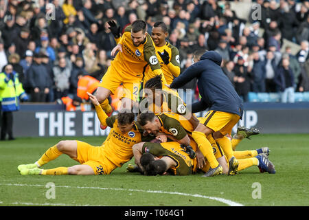 Londra, Regno Unito. Xvii Mar, 2019. Brighton giocatori festeggiare la vittoria sulle sanzioni durante la FA Cup match tra Millwall e Brighton e Hove Albion In Den, Londra, Inghilterra il 17 marzo 2019. Foto di Ken scintille. Solo uso editoriale, è richiesta una licenza per uso commerciale. Nessun uso in scommesse, giochi o un singolo giocatore/club/league pubblicazioni. Credit: UK Sports Pics Ltd/Alamy Live News Foto Stock