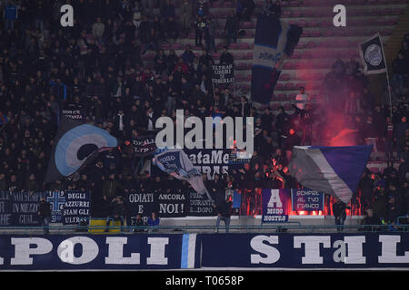 Napoli, Italia. Xvii Mar, 2019. Foto Cafaro/LaPresse 17 Marzo 2019 Napoli, Italia sport calcio Napoli vs Udinese - Campionato di calcio di Serie A TIM 2018/2019 - Stadio San Paolo. Nella foto: tifosi del Napoli. Foto Cafaro/LaPresse Marzo 17, 2019 napoli, Italia sport soccer Napoli vs Udinese - Italian Football Championship League A TIM 2018/2019 - Stadio San Paolo. Nel pic: SSC Napoli fans mostrano il loro sostegno. Credito: LaPresse/Alamy Live News Foto Stock