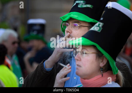 Budapest, Ungheria. Xvii Mar, 2019. Il giorno di San Patrizio Parade di Budapest, con migliaia di visitatori. Una mezza età matura in lunghi cappelli nero fumo di sigarette whule godendo della vista. Credito: Morfon Media/Alamy Live News Foto Stock