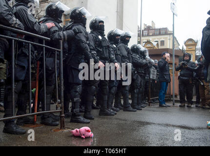 Kiev, Ucraina. 16 Mar, 2019. Gli agenti di polizia hanno visto in piedi in guardia durante la protesta.Migliaia di persone si è trasformata in segno di protesta contro la corruzione in seno ai militari e forze di polizia sotto la presidenza di Petro Poroshenko chi è alto per la riflessione alla fine di marzo. Credito: Matteo Hatcher/SOPA Immagini/ZUMA filo/Alamy Live News Foto Stock