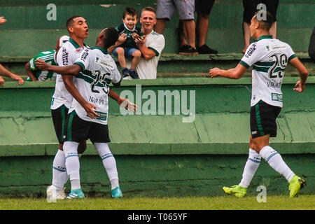 PR - Curitiba - 03/17/2019 - Paranaense 2019, Coritiba x Cascavel FC - Igor Gesù Coritiba player celebra il suo obiettivo con i giocatori della sua squadra durante una partita contro il Cascavel a Estadio Couto Pereira per la stato campionato 2019. Foto: Gabriel Machado / AGIF Foto Stock