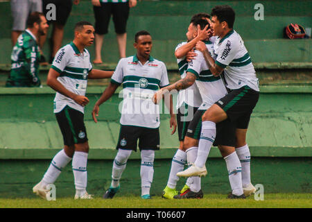 PR - Curitiba - 03/17/2019 - Paranaense 2019, Coritiba x Cascavel FC - Igor Gesù Coritiba player celebra il suo obiettivo con i giocatori della sua squadra durante una partita contro il Cascavel a Estadio Couto Pereira per la stato campionato 2019. Foto: Gabriel Machado / AGIF Foto Stock