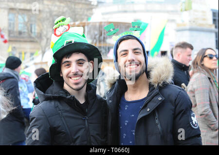 Londra, Regno Unito. Xvii Mar, 2019. Gli uomini si vede in posa con cappelli verde durante la sfilata.London celebra il giorno di San Patrizio, con una sfilata lungo Piccadilly e Regent St, insieme con musica e danza sul palco in Trafalgar Square, compreso un discorso da attore James Nesbitt, sindaco di Londra e Donohue pasquale. Credito: Terry Scott/SOPA Immagini/ZUMA filo/Alamy Live News Foto Stock