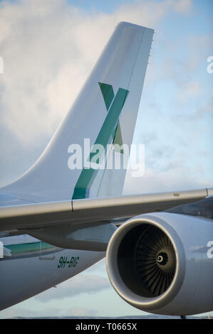 Glasgow, Regno Unito. Il 17 marzo 2019. Scozia squadra di gioco del calcio di aeromobili privati visto sulla rampa all'aeroporto di Glasgow ore prima della partenza con il team. Aria x far funzionare il trasporto di lusso di aeromobili, con questo Airbus A340-300 (reg: 9H-BIG) essendo i loro aerei di punta quali sedi 100 passeggeri con equipaggio 12 dotato di sedi dello scanner a superficie piana con un 2-2-2 layout di posti a sedere su un ampio corpo di aeromobili. Credito: Colin Fisher/Alamy Live News Foto Stock