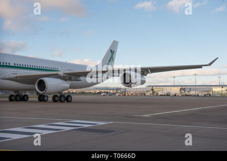 Glasgow, Regno Unito. Il 17 marzo 2019. Scozia squadra di gioco del calcio di aeromobili privati visto sulla rampa all'aeroporto di Glasgow ore prima della partenza con il team. Aria x far funzionare il trasporto di lusso di aeromobili, con questo Airbus A340-300 (reg: 9H-BIG) essendo i loro aerei di punta quali sedi 100 passeggeri con equipaggio 12 dotato di sedi dello scanner a superficie piana con un 2-2-2 layout di posti a sedere su un ampio corpo di aeromobili. Credito: Colin Fisher/Alamy Live News Foto Stock