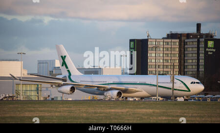 Glasgow, Regno Unito. Il 17 marzo 2019. Scozia squadra di gioco del calcio di aeromobili privati visto sulla rampa all'aeroporto di Glasgow ore prima della partenza con il team. Aria x far funzionare il trasporto di lusso di aeromobili, con questo Airbus A340-300 (reg: 9H-BIG) essendo i loro aerei di punta quali sedi 100 passeggeri con equipaggio 12 dotato di sedi dello scanner a superficie piana con un 2-2-2 layout di posti a sedere su un ampio corpo di aeromobili. Credito: Colin Fisher/Alamy Live News Foto Stock