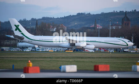 Glasgow, Regno Unito. Il 17 marzo 2019. Scozia squadra di gioco del calcio di aeromobili privati visto sulla rampa all'aeroporto di Glasgow ore prima della partenza con il team. Aria x far funzionare il trasporto di lusso di aeromobili, con questo Airbus A340-300 (reg: 9H-BIG) essendo i loro aerei di punta quali sedi 100 passeggeri con equipaggio 12 dotato di sedi dello scanner a superficie piana con un 2-2-2 layout di posti a sedere su un ampio corpo di aeromobili. Credito: Colin Fisher/Alamy Live News Foto Stock