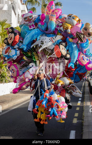 Riempito di elio palloncini di carnevale in close up - un sfondo