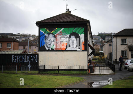 Londonderry, Irlanda del Nord. 16 mar 2019. Carta murale raffigurante Nelson Mandela e Bobby Sands nazionalista come su di una casa nella cattolica area Bogside di Derry (Londonderry), Irlanda del Nord, 16 marzo 2019. - Domenica sanguinante, talvolta chiamato il massacro Bogside, è stato un incidente il 30 gennaio 1972 nell'area Bogside di Derry, Irlanda del Nord, quando i soldati britannici shot 28 civili disarmati durante una marcia di protesta contro l'internamento. Credito: Irish occhio/Alamy Live News Foto Stock